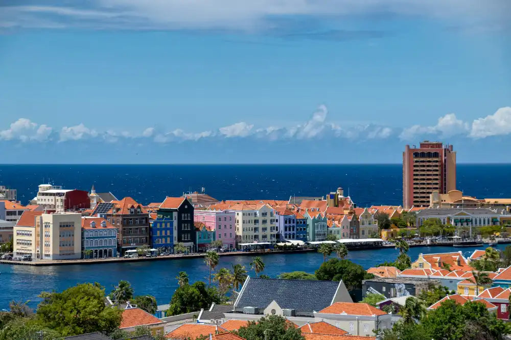 Die bunte Uferpromenade von Willemstad, Curaçao, von oben